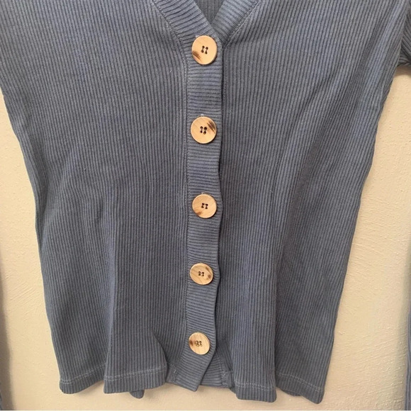 Monrow Ribbed Gray Cardigan With Wooden Buttons Size XS - Picture 3 of 6
